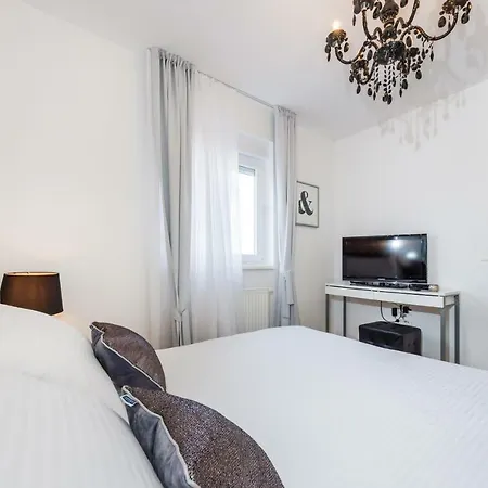 Διαμέρισμα K & K With Free Garage Ζαντάρ